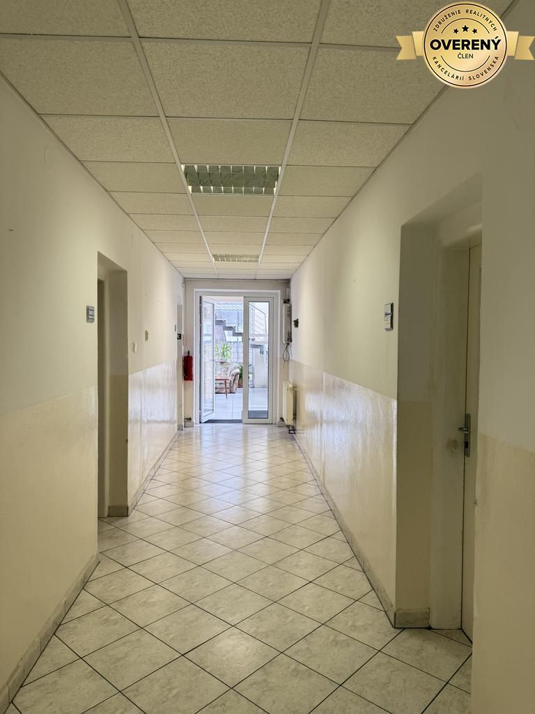 kancelária 22m2 v menšej administratívnej budove v areáli pri bozine