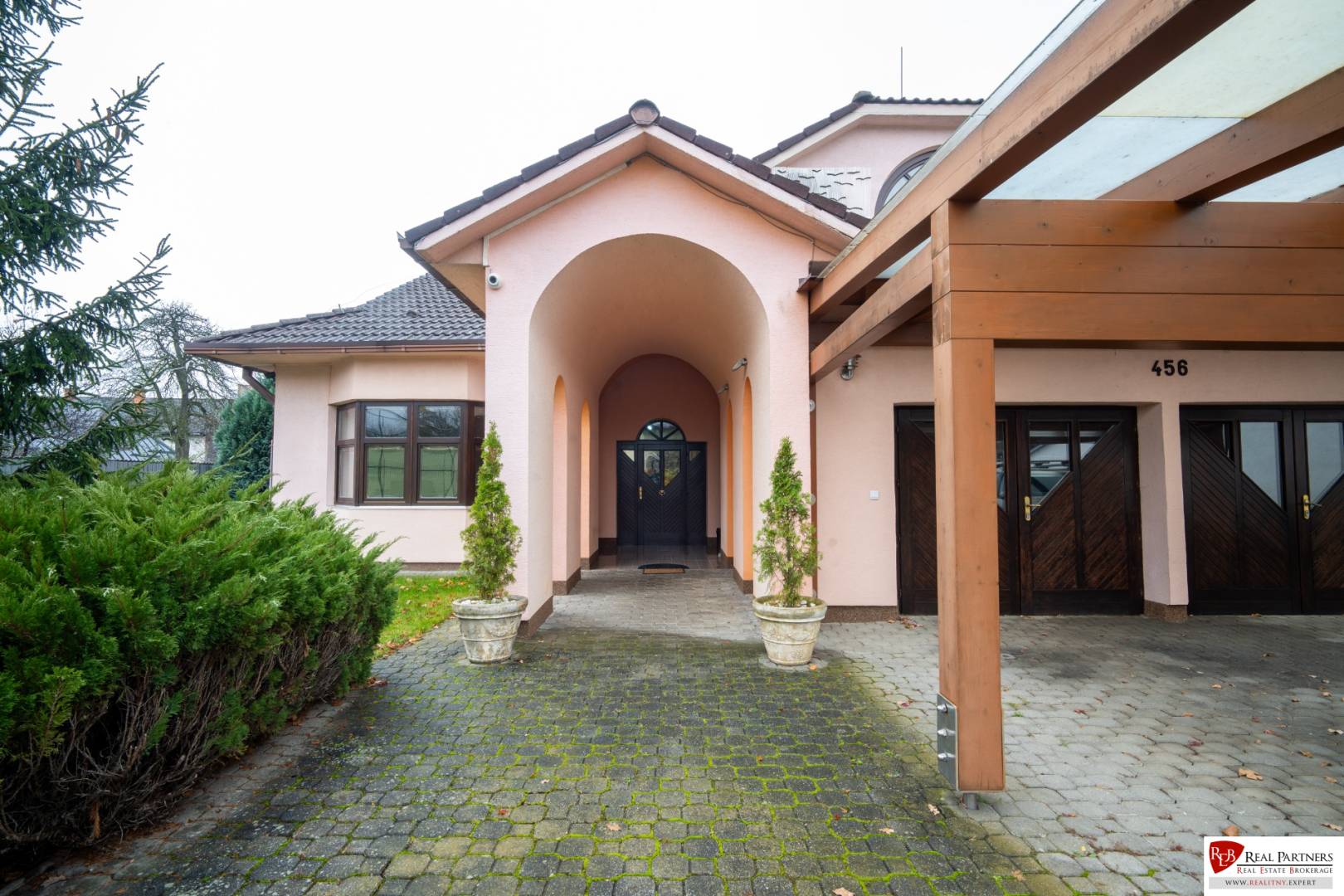 jedinečná vila s wellness športovým areálom - snina