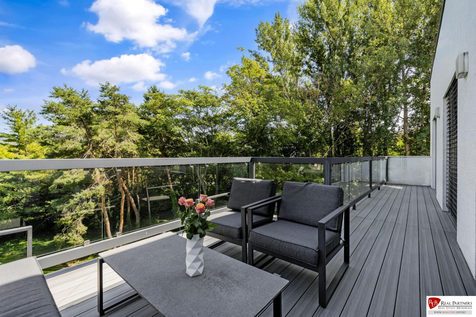na predaj nádherný 4 izbový luxusný byt,176 m2 terasy 55 m2,2 garáž