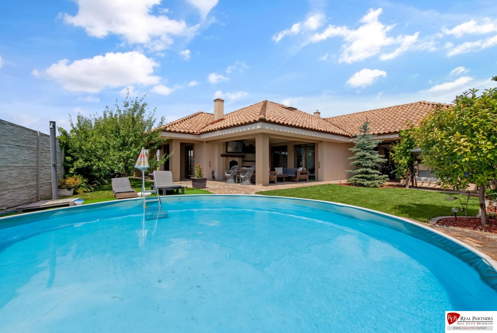 reb.sk predaj 5 izbový dom, 180 m2 667 m2, 2x garáž, bazén
