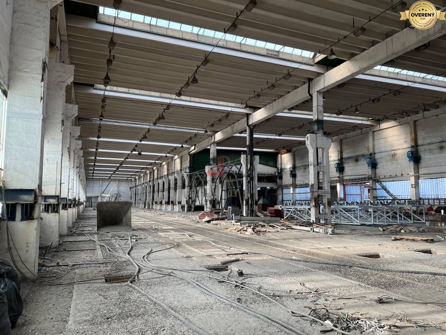 na prenájom hala na prízemí 3 000 m2 v rovinke, ktorá sa dá rozdeliť