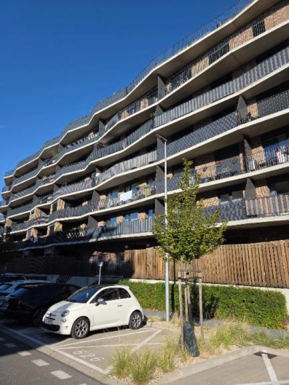 prenájom moderný 1,5-izbový byt s balkónom a klimatizáciou slnečnice, fialo
