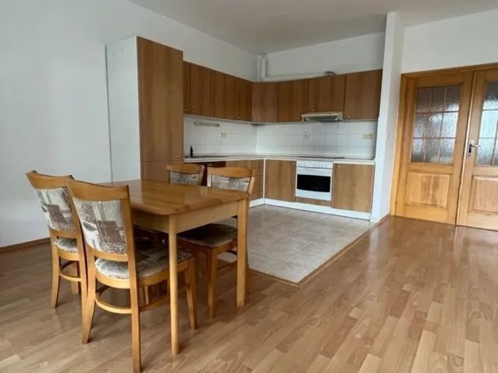 kramáre stromová priestranný 2-izbový byt 78 m² 9 m² loggia garážové s