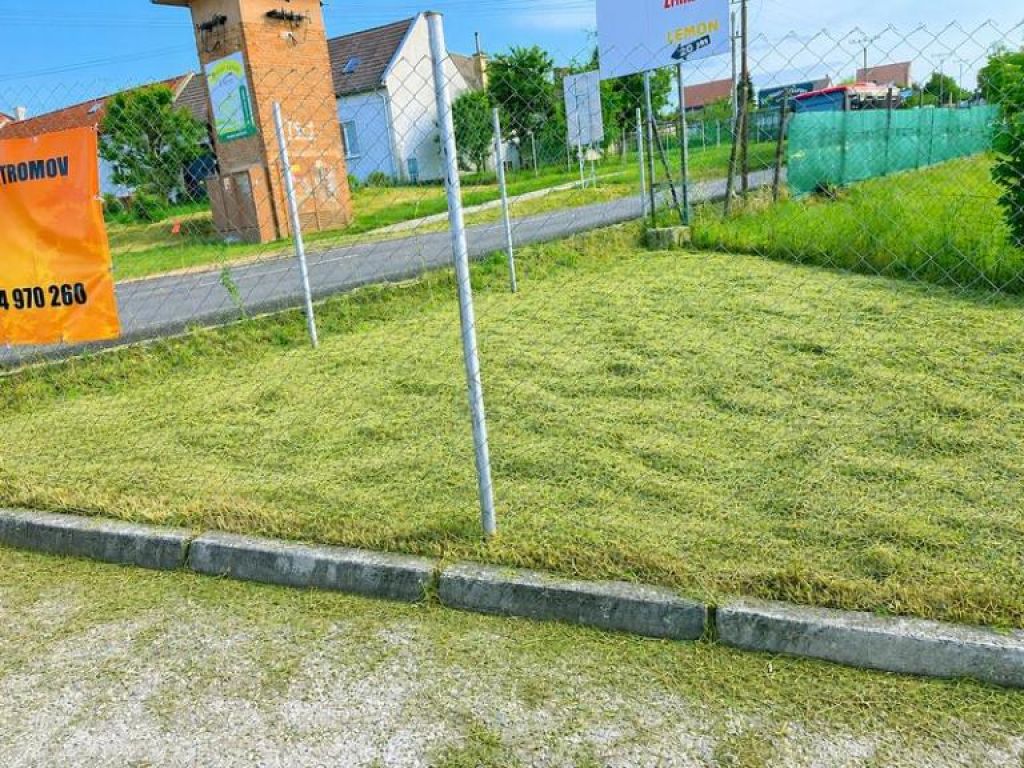 100m2 v centre obce budmerice, oplotený pozemok