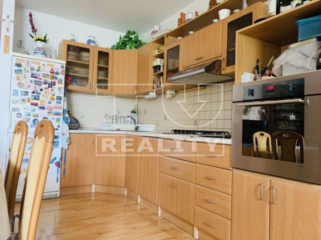 klimatizovaný 4 izbový byt s terasou, 3x francúzsky balkón, priame centrum mesta