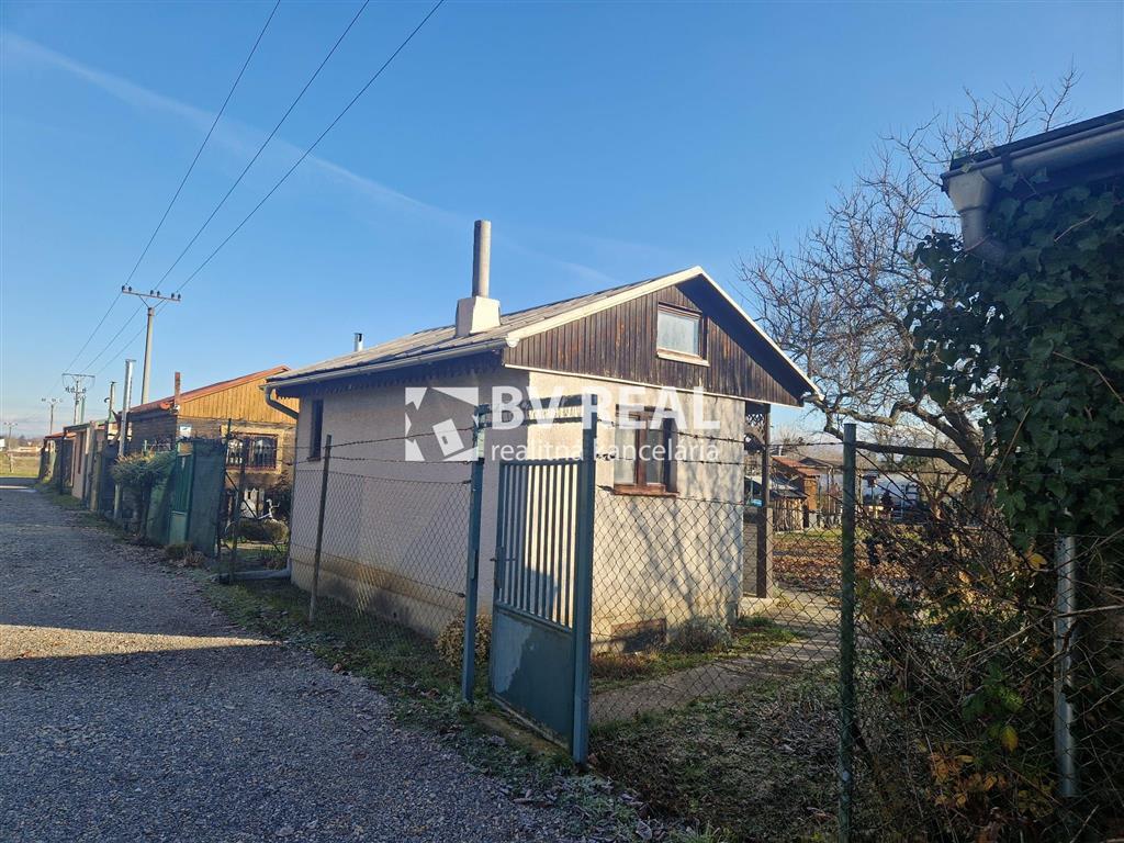 bv real na predaj murovaná chata so záhradou nováky fm2364