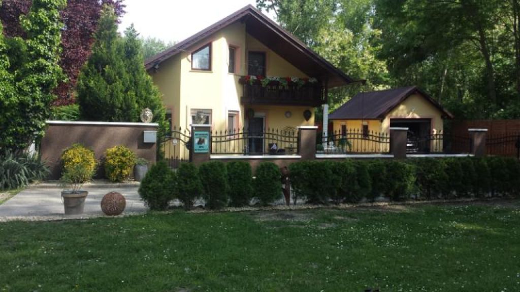 rd v krásnom prostredí so záhradou a bazénom