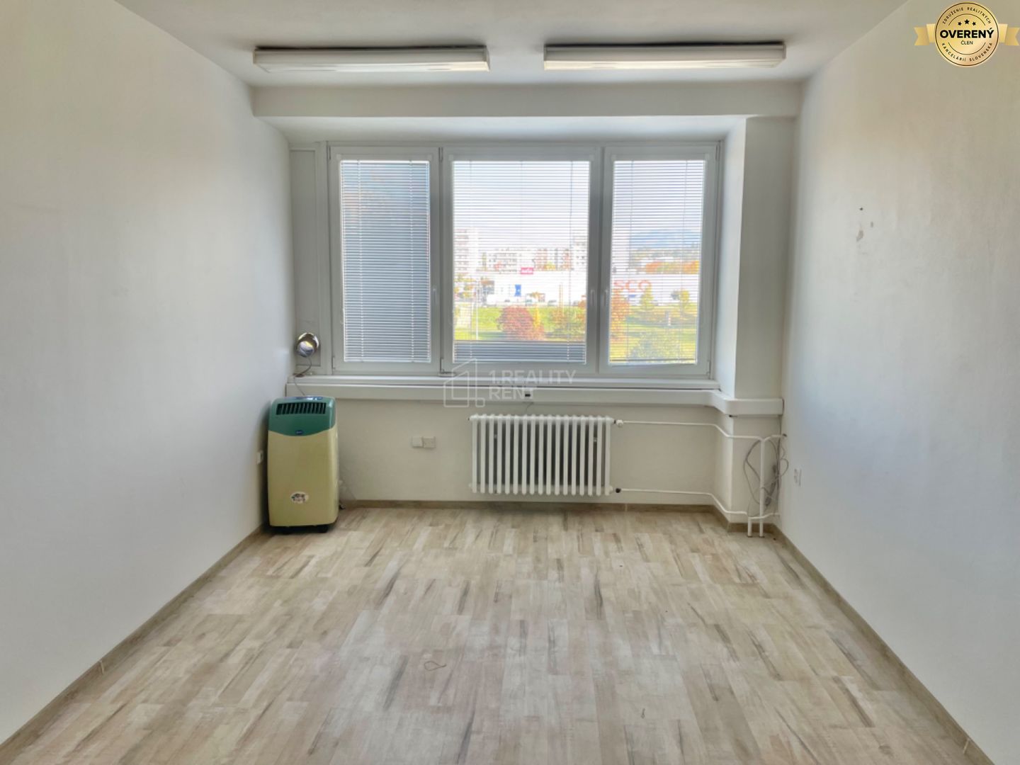 dáme do prenájmu kanceláriu 22,5 m2 bytčická cesta žilina