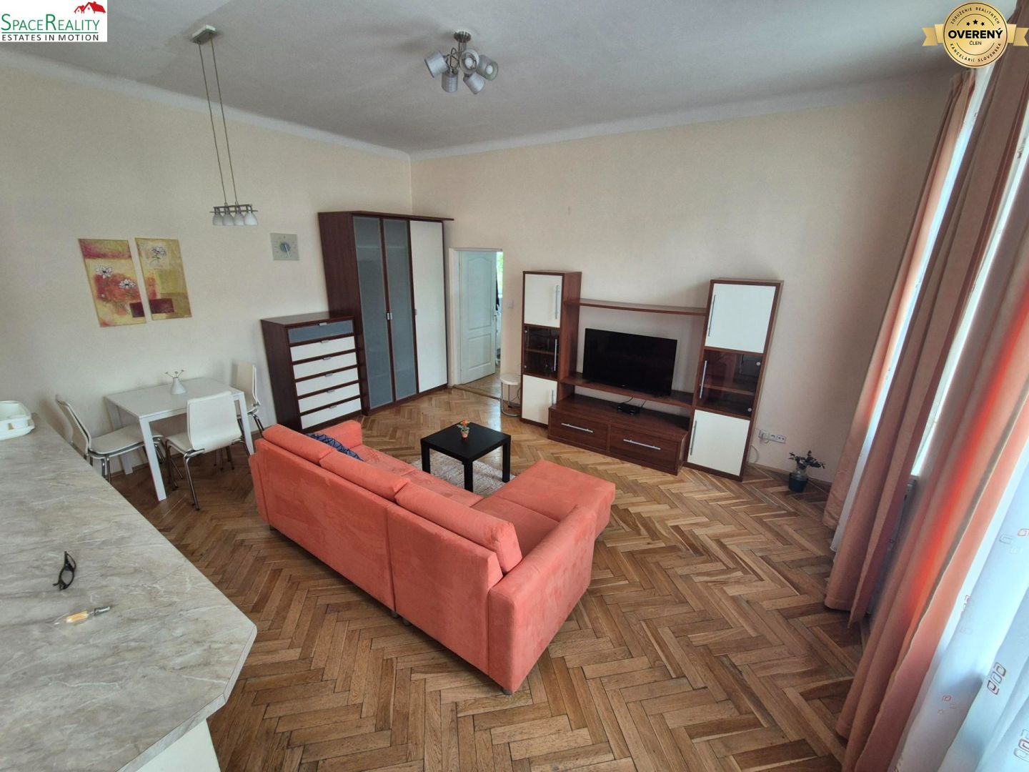 predáme 2 izb byt na obchodnej ulici