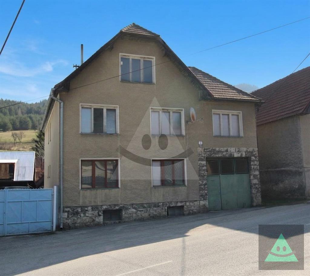 priestranný 6-izbový rodinný dom s pozemkom 1 031 m2, komjatná