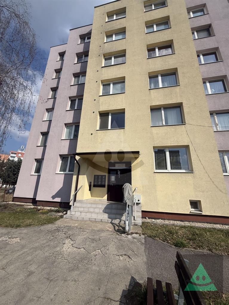 priestranný 2-izbový byt na predaj, roveň