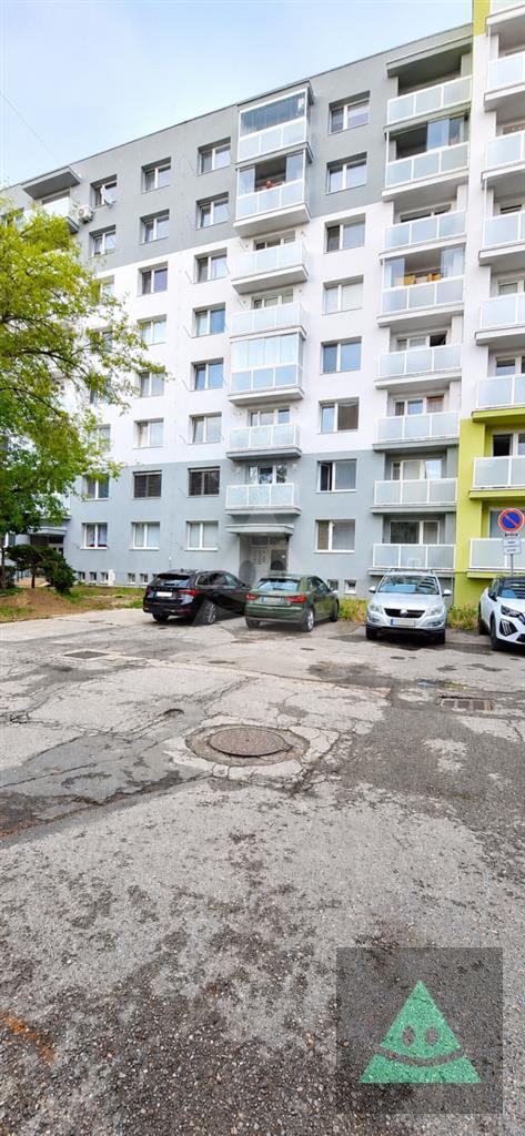 predaj bytu 2-izbového na sídlisku stred