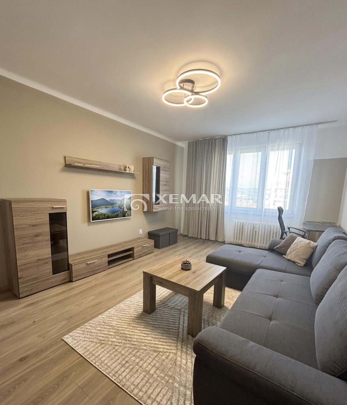 prenájom - svetlý, kompletne zrekonštruovaný 2-izbový byt s balkónom trieda snp, banská bystrica