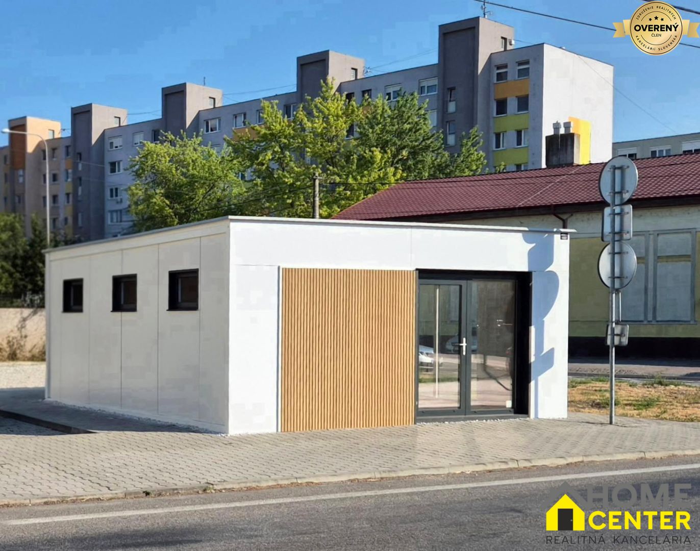 na prenájom priestor pri hlavnej ceste v centre mesta, veľký meder