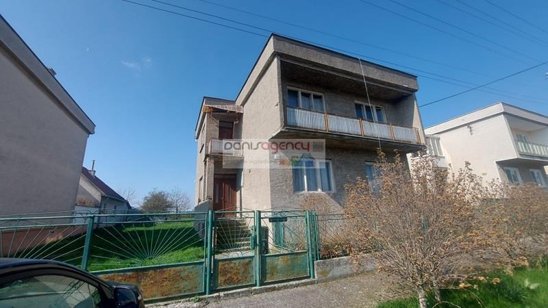 ponúkame exkluzívne na predaj rodinný dom v obci čajkov - postavený na pozemku o výmere 800 m2