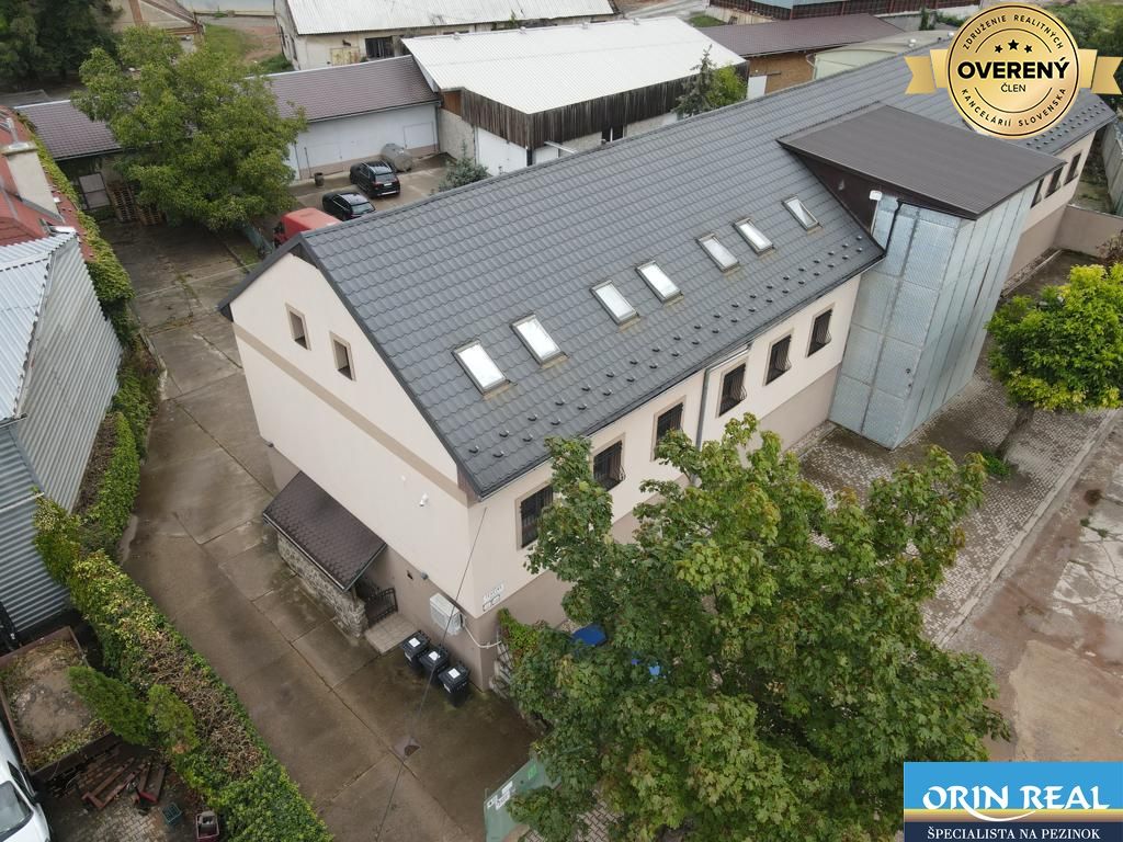 podnikateĺský areál s bytovými jednotkami v blízkosti centra