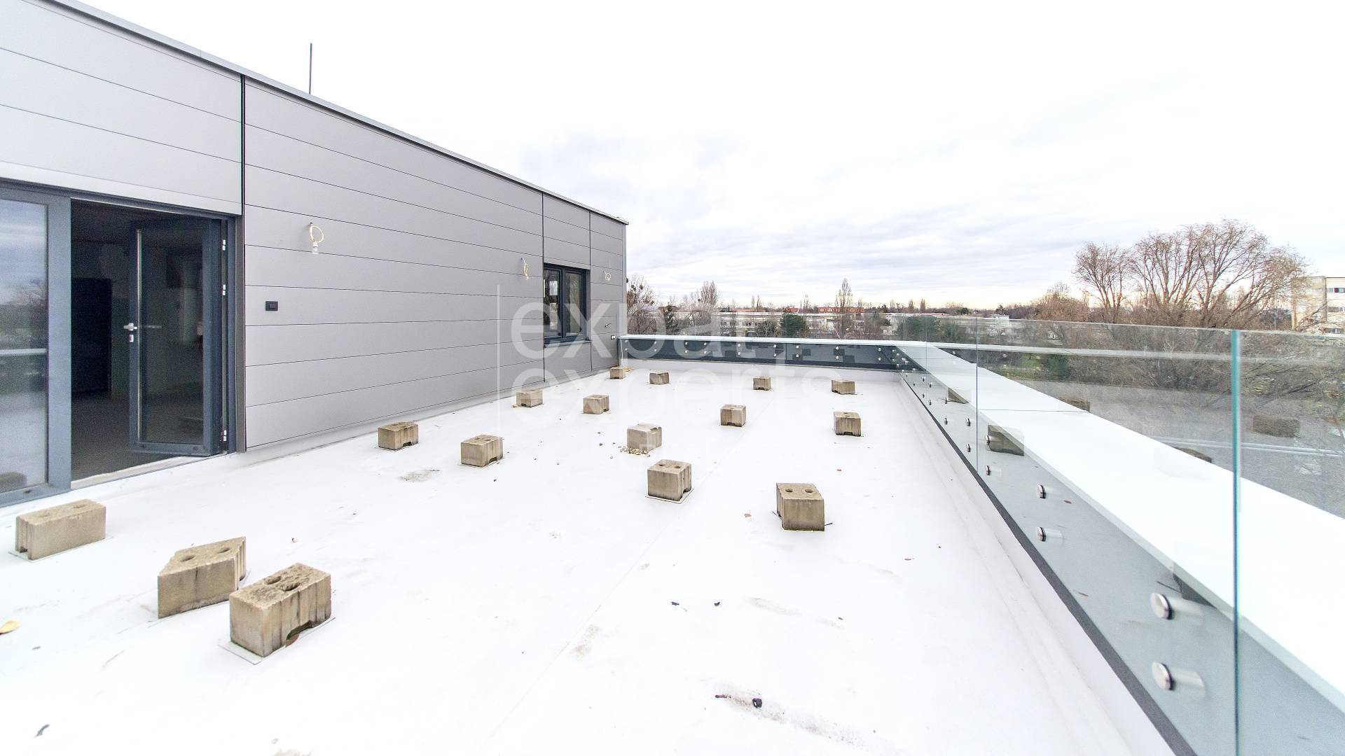 slnečný služobný 1i byt 85 m2, s terasou 60 m2 s výhľadom