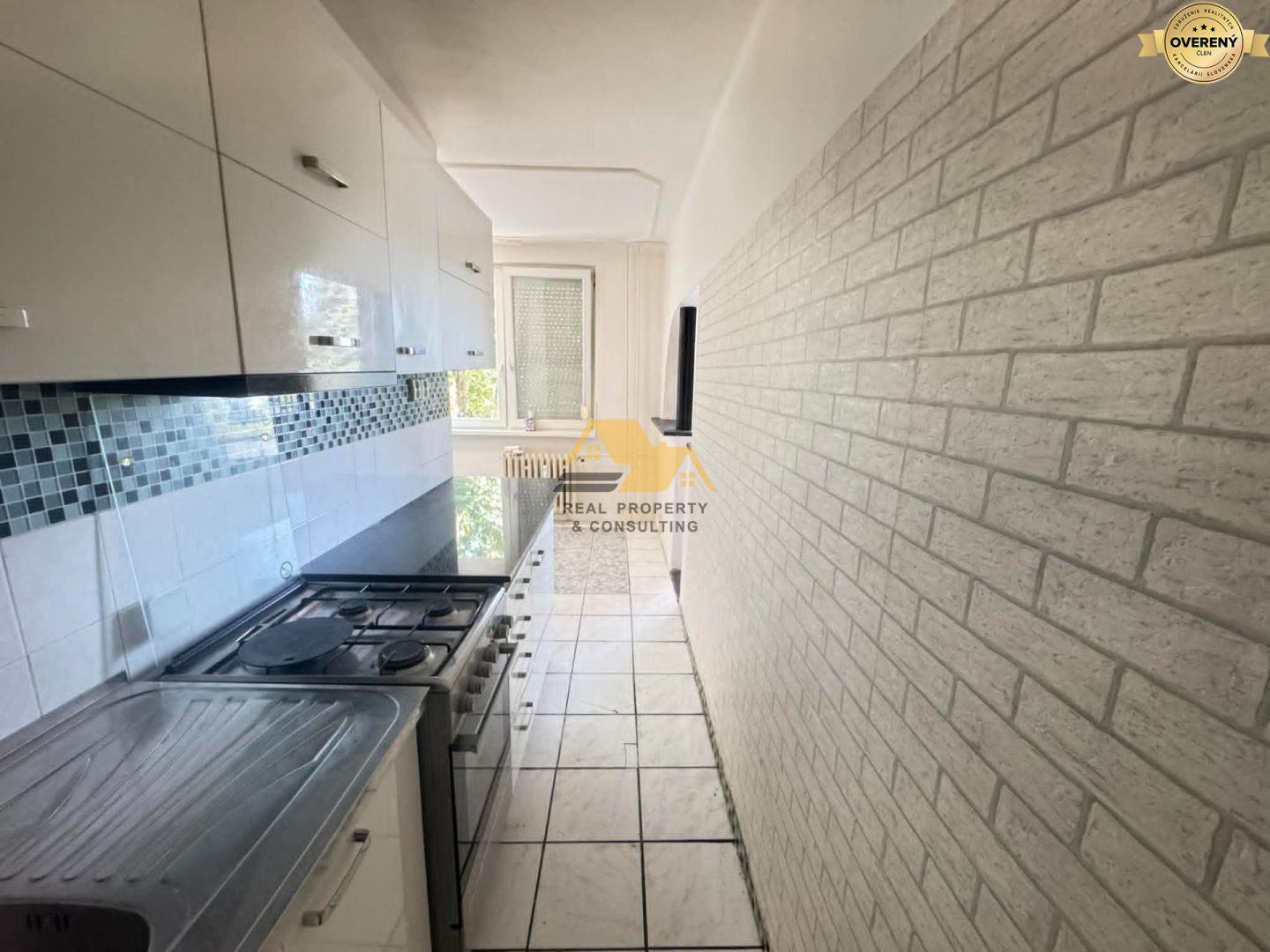 exkluzívne predám 3 izbový byt s balkónom v nových zámkoch