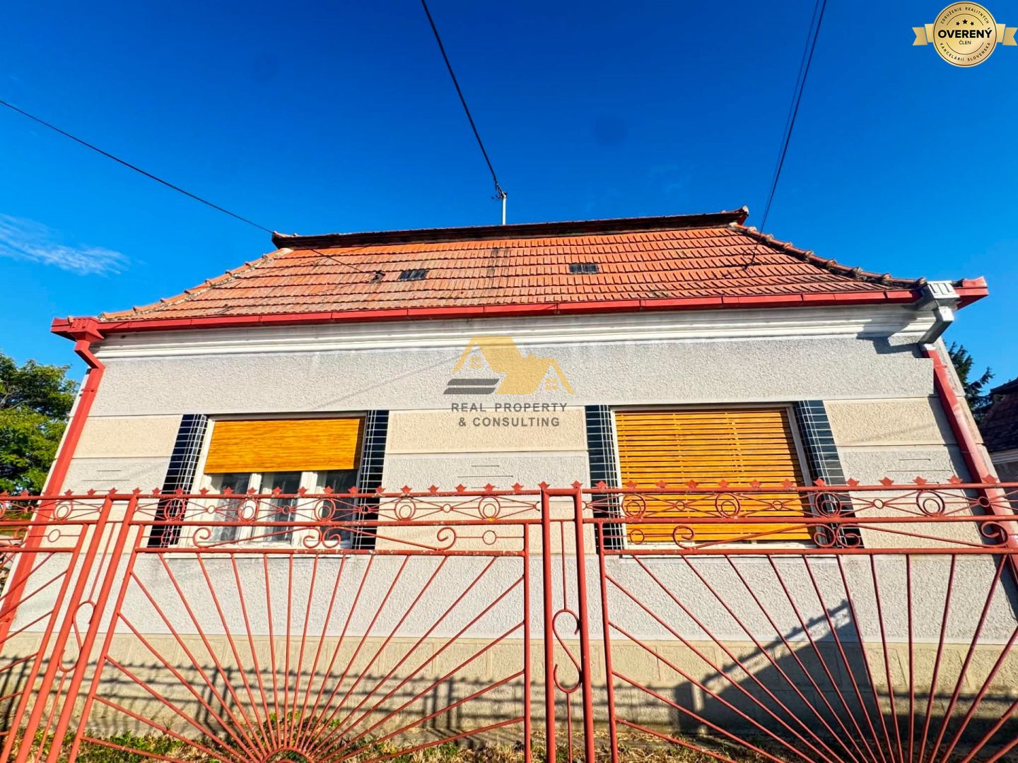 predám dom s veľkým pozemkom vo dvoroch nad žitavou
