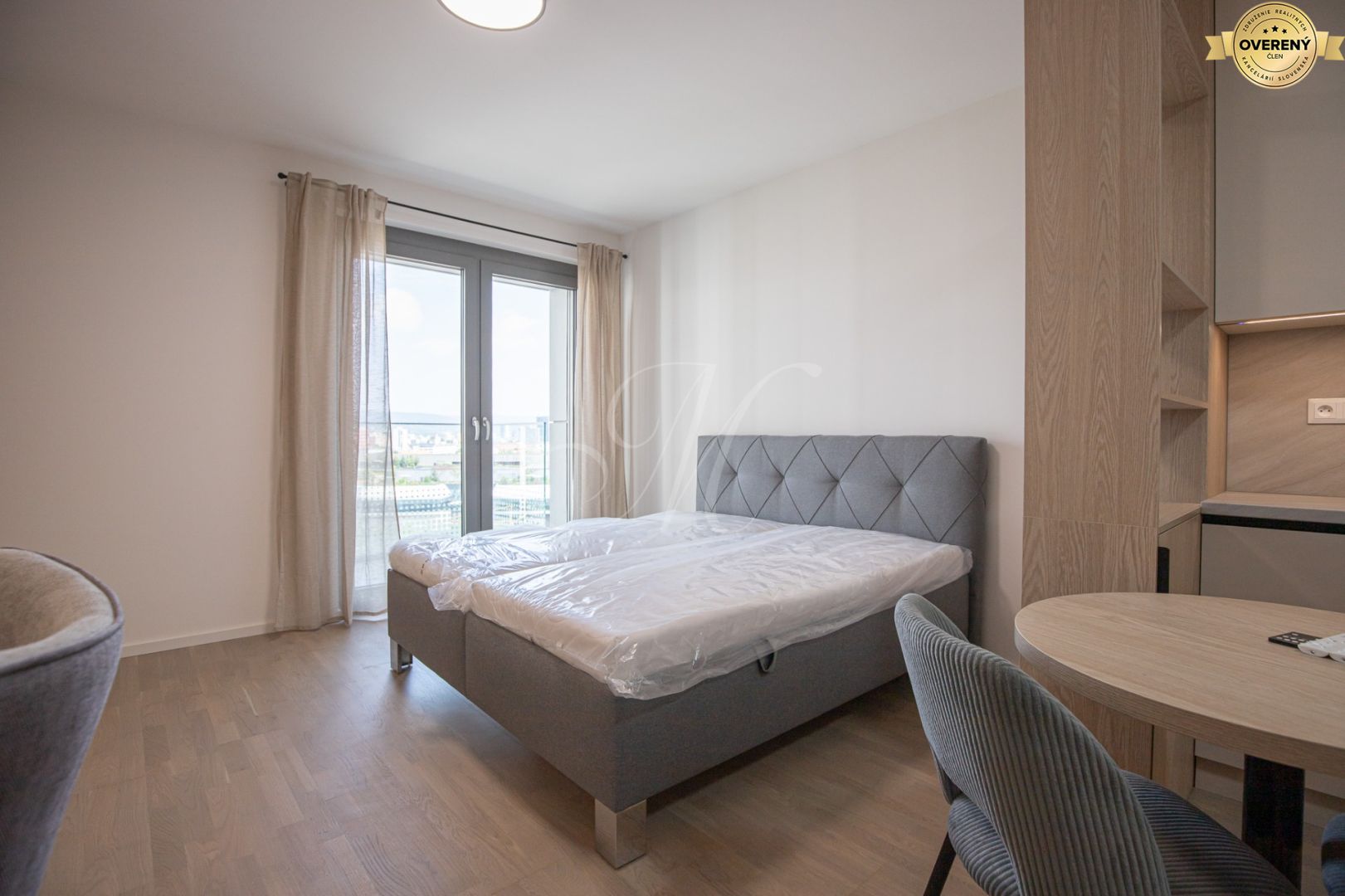 metropolitan luxusný 1i byt s parkovaním, staré mesto